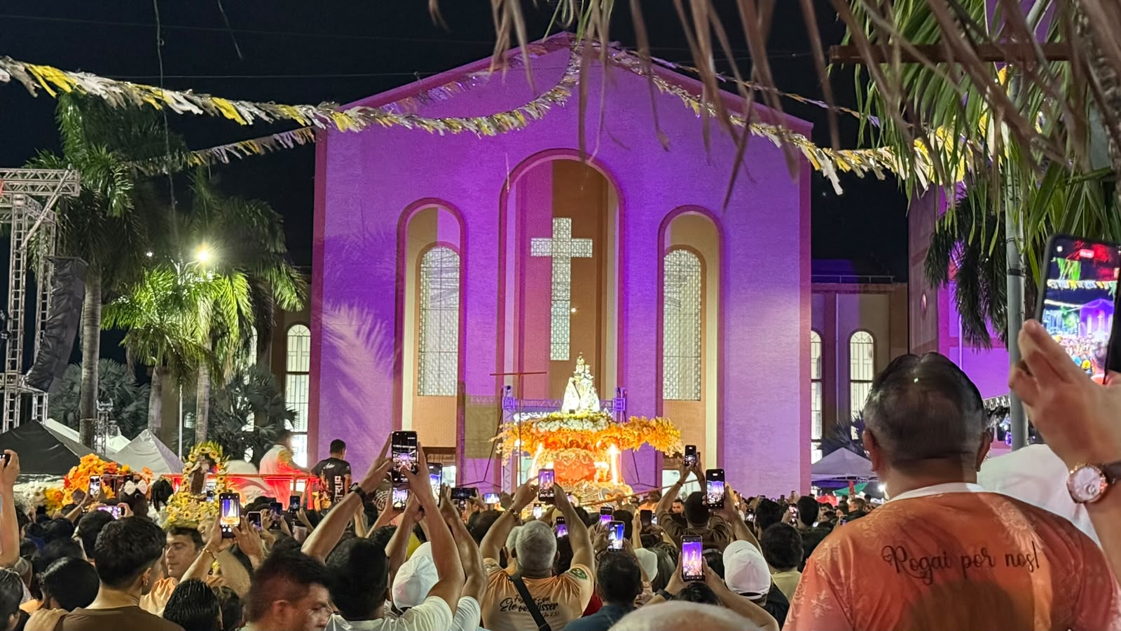 Fé que atravessa gerações: mais de 40 mil pessoas participam da procissão de Nossa Senhora do Carmo em Parintins