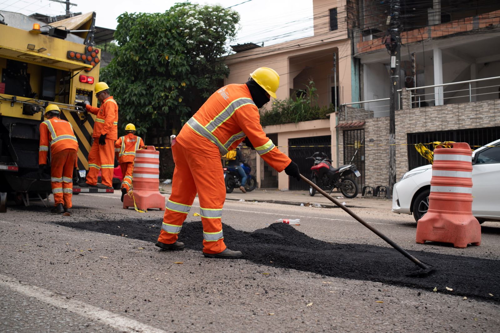Avenida Cirilo Neves recebe servi&ccedil;os de recupera&ccedil;&atilde;o asf&aacute;ltica na Compensa