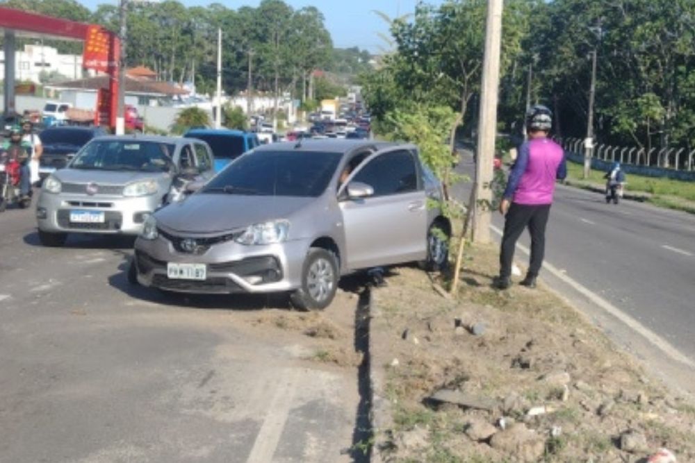 Batida entre carro e duas motos congestiona tr&acirc;nsito na avenida Nathan Xavier, em Manaus