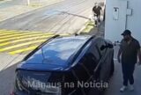 Vídeo: homem furta carteira de veículo estacionado e foge no Santa Etelvina, em Manaus