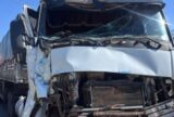Colisão entre caminhão e betoneira deixa veículo destruído na avenida do Turismo, em Manaus