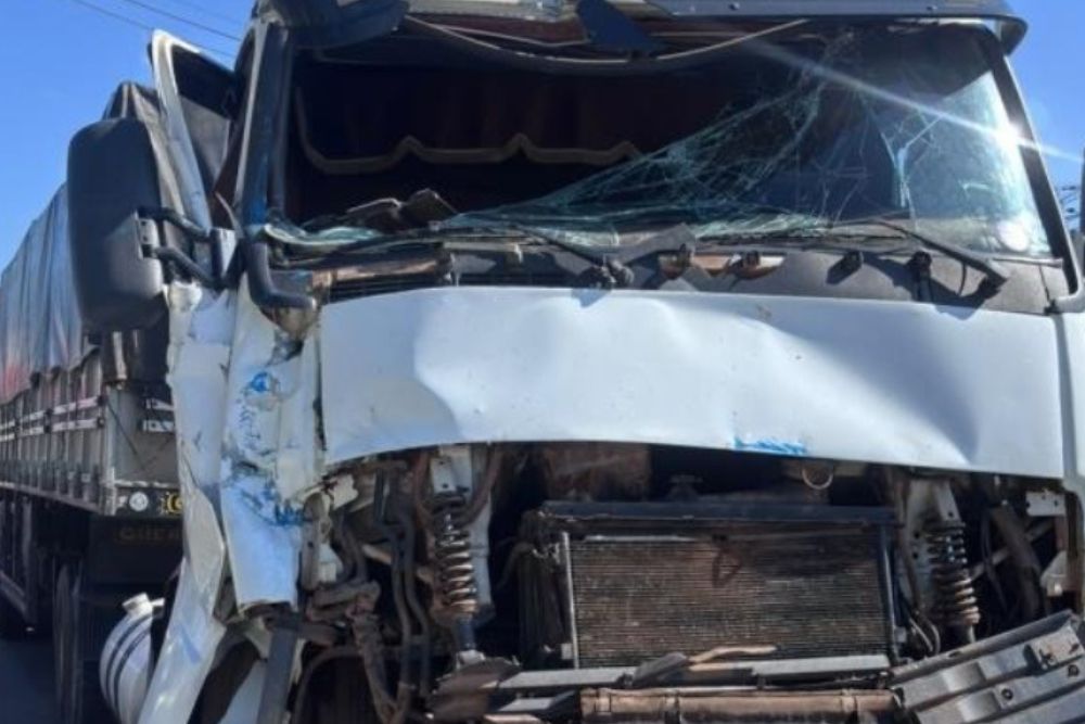 Colisão entre caminhão e betoneira deixa veículo destruído na avenida do Turismo, em Manaus