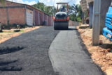 Rua de barro é asfaltada no conjunto Jardim Mauá