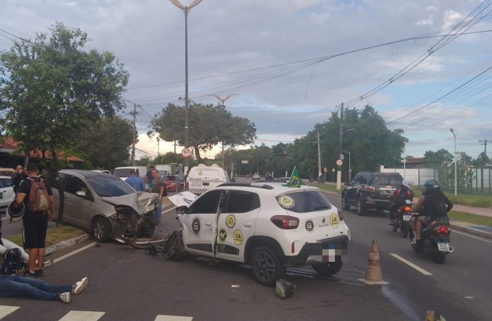 Acidente entre três carros deixa dois feridos na avenida Coronel Teixeira, em Manaus