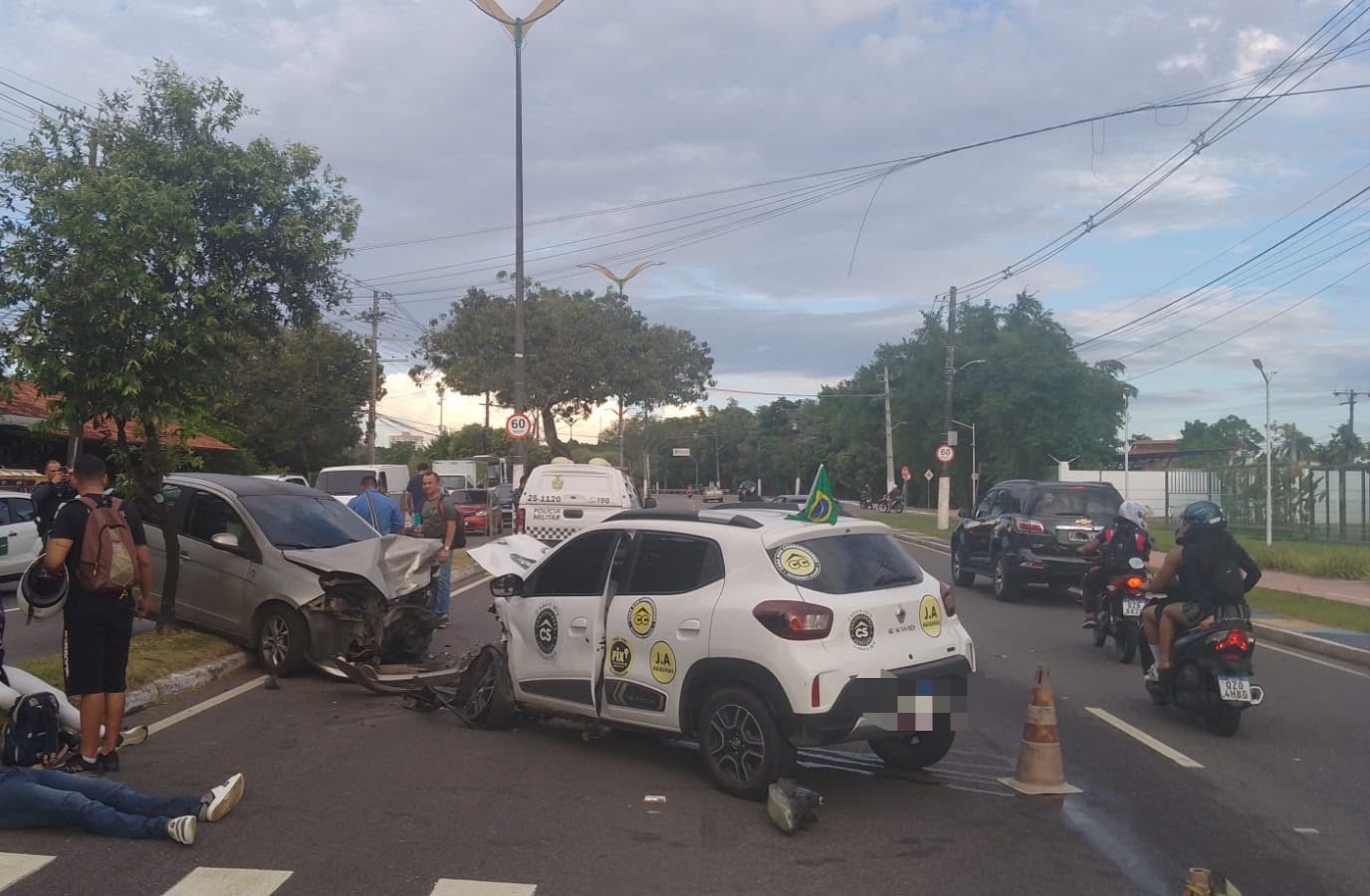 Acidente entre três carros deixa dois feridos na avenida Coronel Teixeira, em Manaus