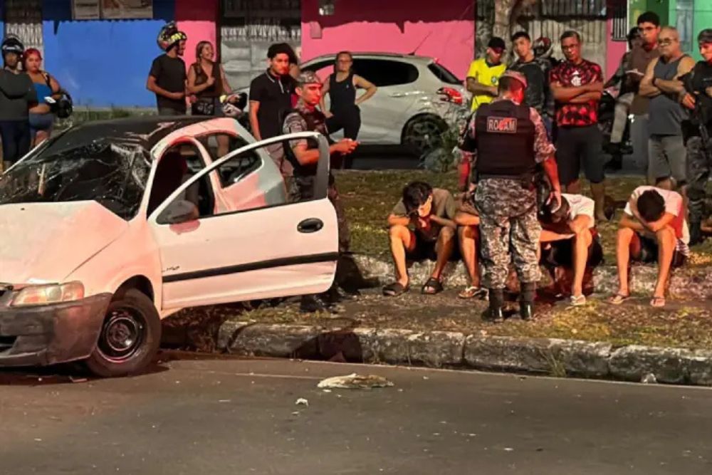 Carro ocupado por adolescentes avança sinal, capota e provoca acidente na zona norte de Manaus