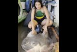 Ribeirinha do Amazonas viraliza ao ensinar como limpar e preparar arraia