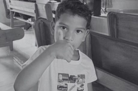 Menino de 6 anos morre após ser atingido por golpe de terçado desferido pelo pai no AM