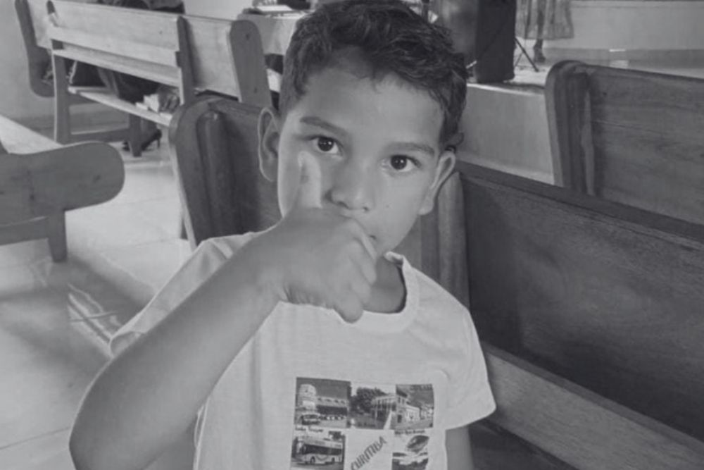 Menino de 6 anos morre após ser atingido por golpe de terçado desferido pelo pai no AM