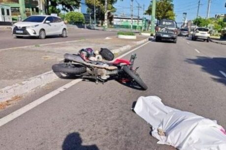 Idosa morre após ser atropelada por motocicleta na avenida Darcy Vargas, em Manaus