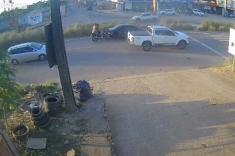 Motociclista e passageiro são arremessados após colisão na AM-070, em Iranduba
