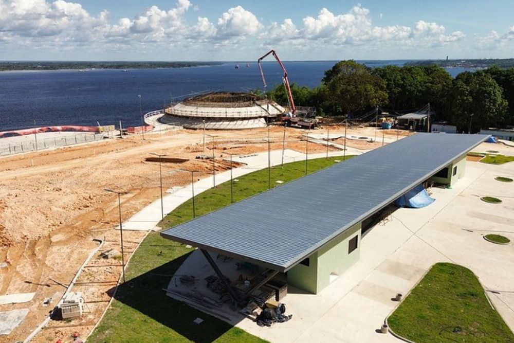 Obras do parque Encontro das &Aacute;guas avan&ccedil;am com montagem da Oca Niemeyer e instala&ccedil;&atilde;o de redes