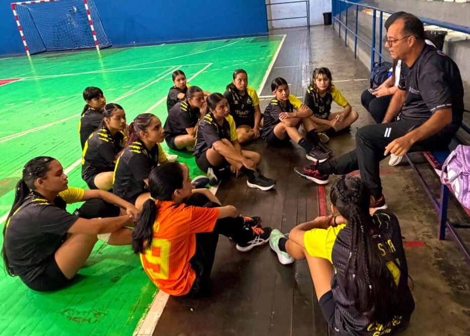 Handebol feminino de Parintins avança à final e luta pelo bicampeonato dos JEAs