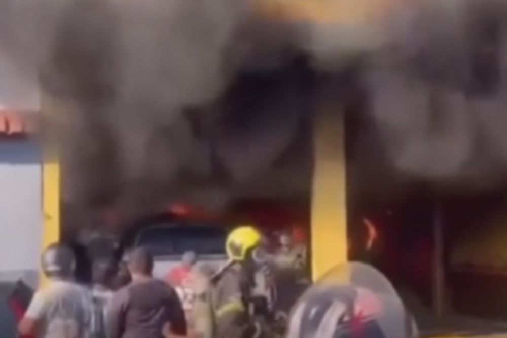 Fogo atinge loja de acessórios automotivos na zona norte de Manaus