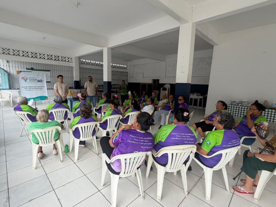 Idosos recebem orientações sobre segurança digital em ação da Prefeitura de Manaus