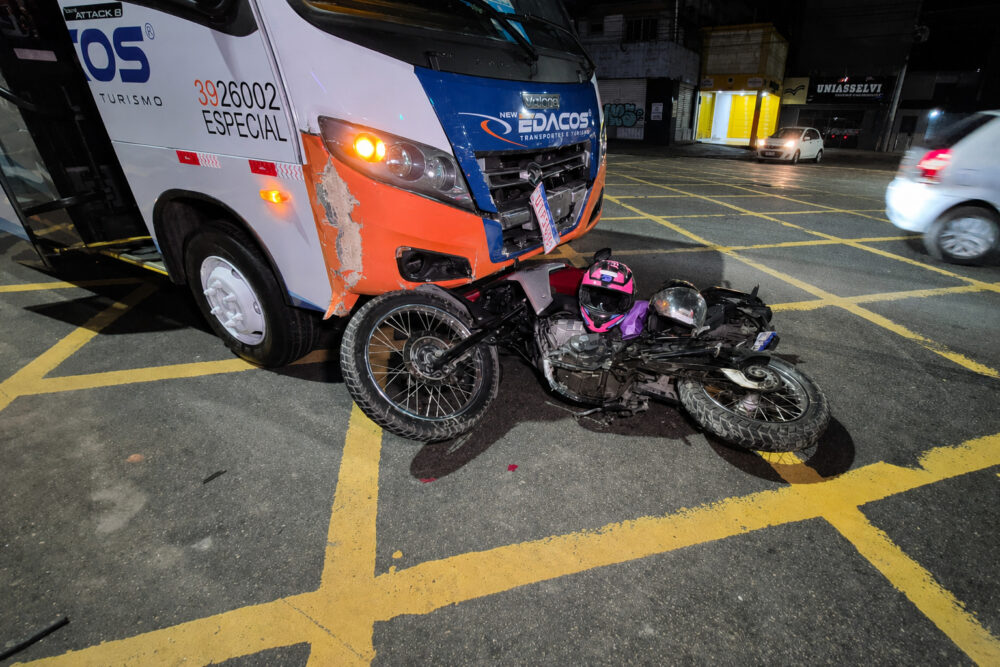 Micro-ônibus bate em moto e carro e deixa três feridos na Zona Leste de Manaus