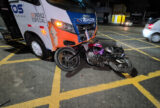 Micro-ônibus bate em moto e carro e deixa três feridos na Zona Leste de Manaus