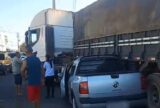 Carro é prensado por caminhão em cruzamento na avenida Autaz Mirim, em Manaus