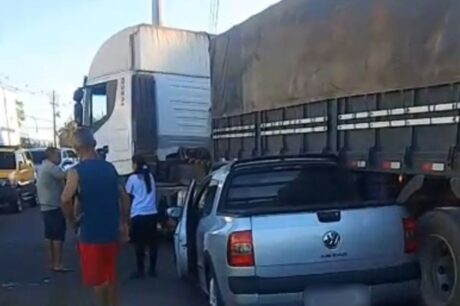 Carro é prensado por caminhão em cruzamento na avenida Autaz Mirim, em Manaus