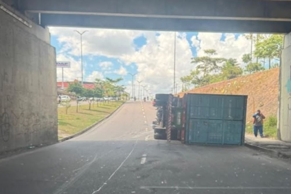 Carreta tomba, derrama óleo na pista e provoca quedas em série de motociclistas em Manaus
