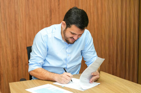 Prefeito anuncia concurso para auditor fiscal da Semef; salário inicial é de R$ 27 mil