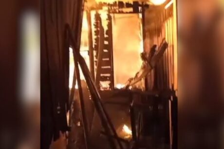 Incêndio de grandes proporções destrói residência na Feira da Liberdade em Manacapuru