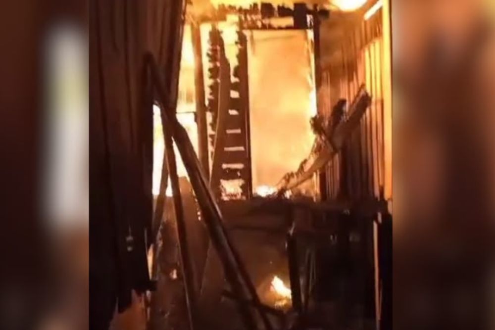 Incêndio de grandes proporções destrói residência na Feira da Liberdade em Manacapuru