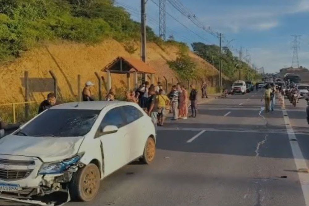 Agente de portaria morre em acidente na Avenida das Flores ao tentar retorno sob canteiro central
