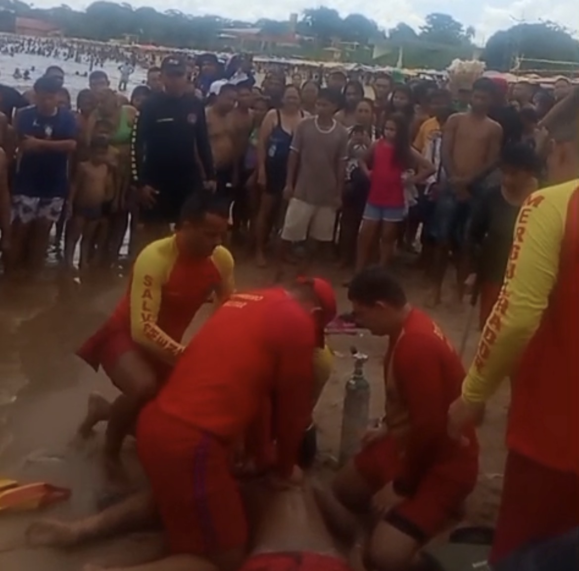 Homem morre após se afogar na Praia da Ponta Negra, em Manaus