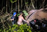 Carro capota em área alagada às margens da AM-010 e casal sai ileso em Itacoatiara