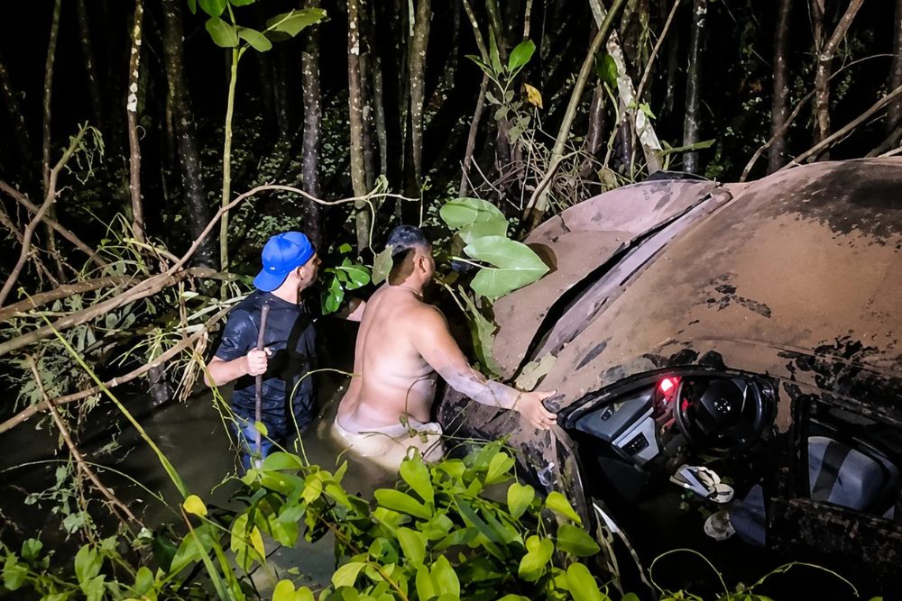Carro capota em área alagada às margens da AM-010 e casal sai ileso em Itacoatiara