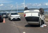 Carro capota após acidente na Ponte Rio Negro, em Manaus