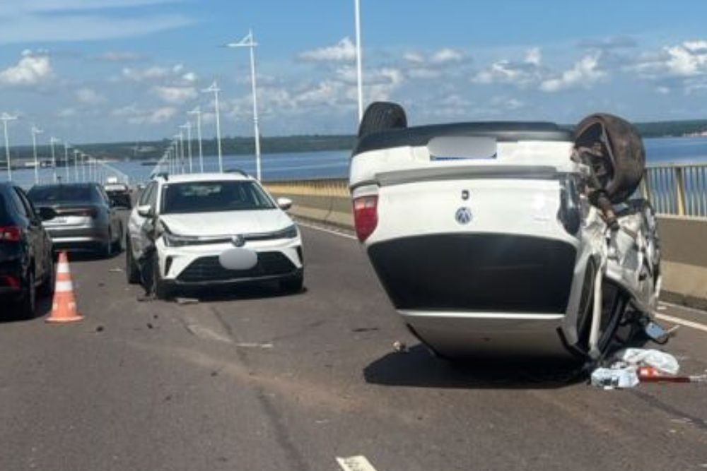 Carro capota após acidente na Ponte Rio Negro, em Manaus