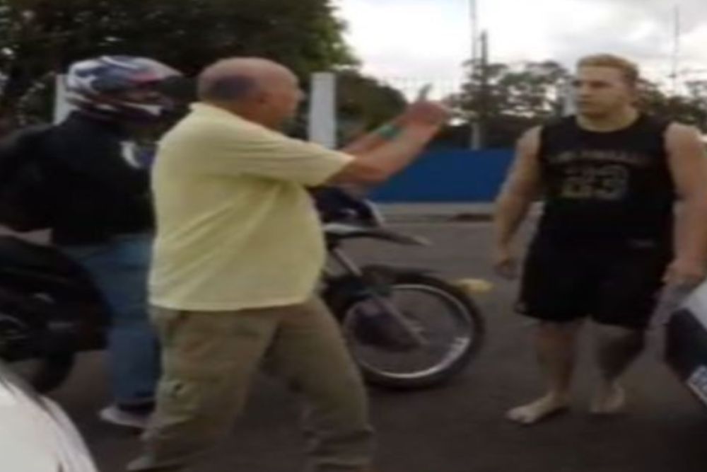 Colisão entre carros termina em discussão no trânsito na avenida Pedro Teixeira, em Manaus