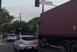 Semáforo com falha em frente à Ufam causa transtornos e aumenta risco de acidentes em Manaus