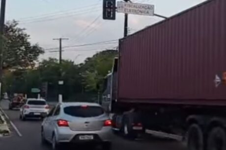 Semáforo com falha em frente à Ufam causa transtornos e aumenta risco de acidentes em Manaus