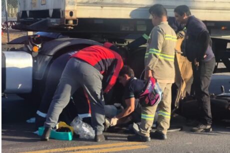 Motociclista fica gravemente ferido após colisão com carreta no Distrito Industrial