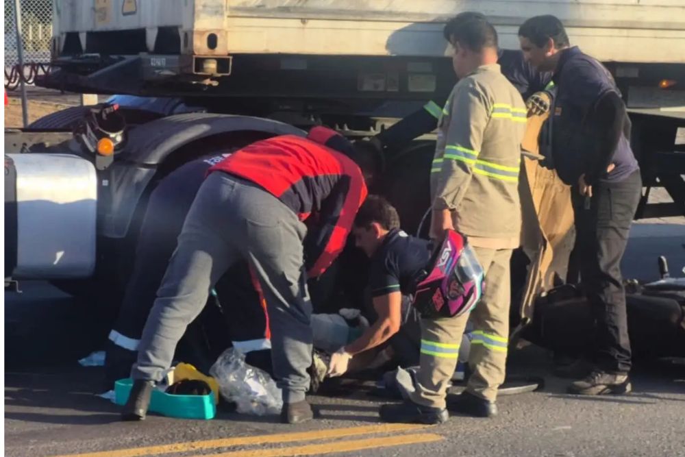 Motociclista fica gravemente ferido após colisão com carreta no Distrito Industrial
