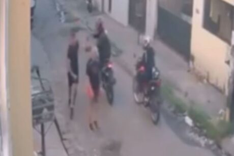 Dupla em motocicletas assalta pedestres no bairro Ouro Verde, em Manaus