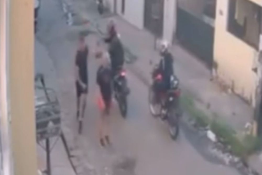 Dupla em motocicletas assalta pedestres no bairro Ouro Verde, em Manaus