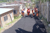 No bairro Jorge Teixeira, rua em solo natural recebe asfalto pela primeira vez
