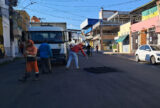 Nova massa asfáltica é aplicada em trechos desgastados da avenida Visconde de Porto Alegre