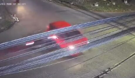 Motociclista sobrevive após ser arremessado em colisão com carro no bairro Flores