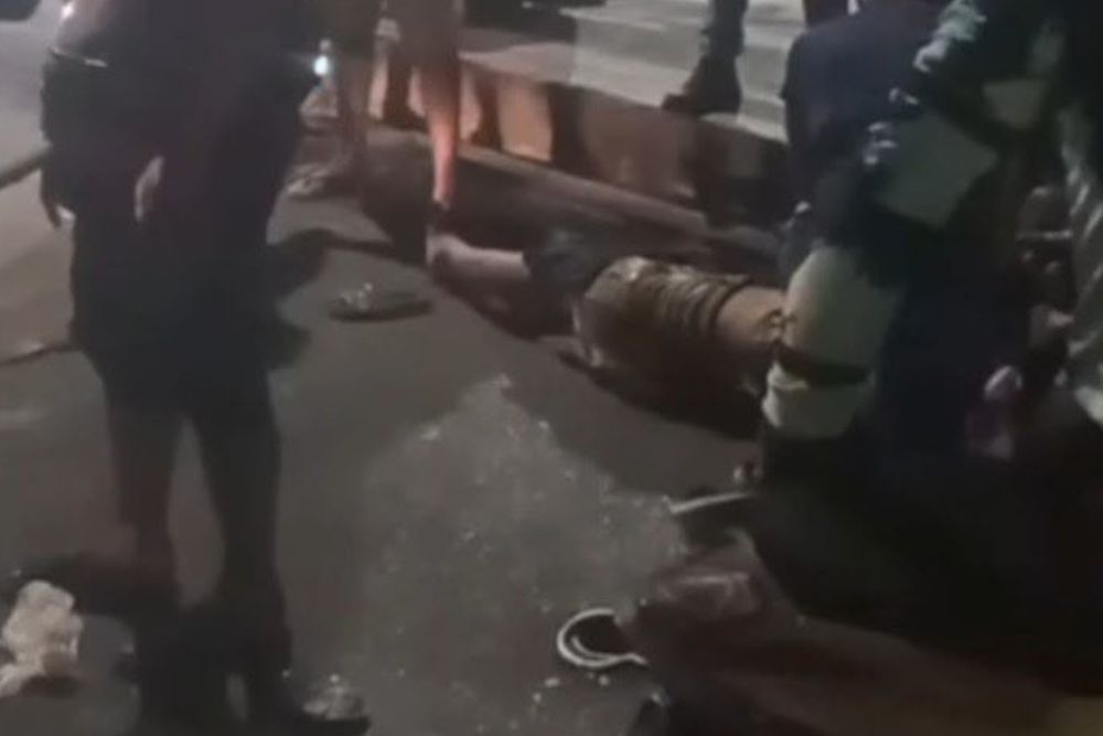 Casal é arremessado de motocicleta após colisão na zona leste de Manaus Casal é arremessado de motocicleta após colisão na zona leste de Manaus