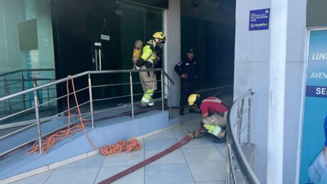 Princípio de incêndio atinge centro comercial no bairro Parque Dez