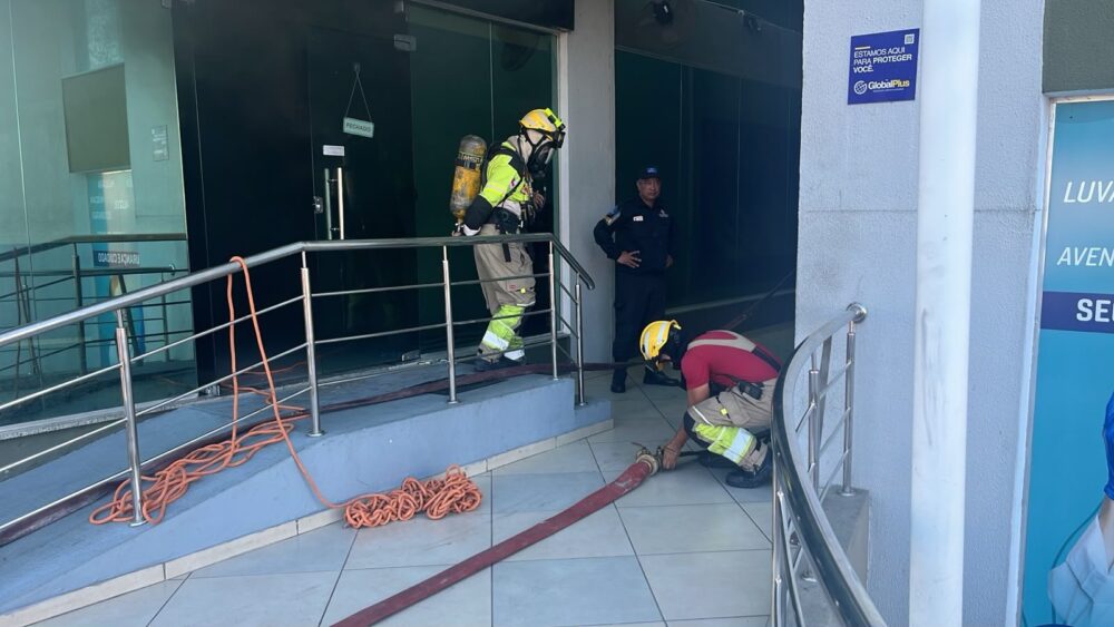 Princípio de incêndio atinge centro comercial no bairro Parque Dez Princípio de incêndio atinge centro comercial no bairro Parque Dez