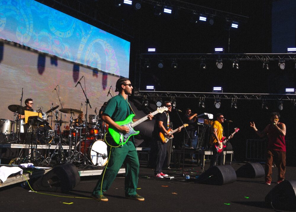 Os Tucumanus e Victor Xamã levam a Amazônia ao palco do João Rock e emocionam público Os Tucumanus e Victor Xamã levam a Amazônia ao palco do João Rock e emocionam público