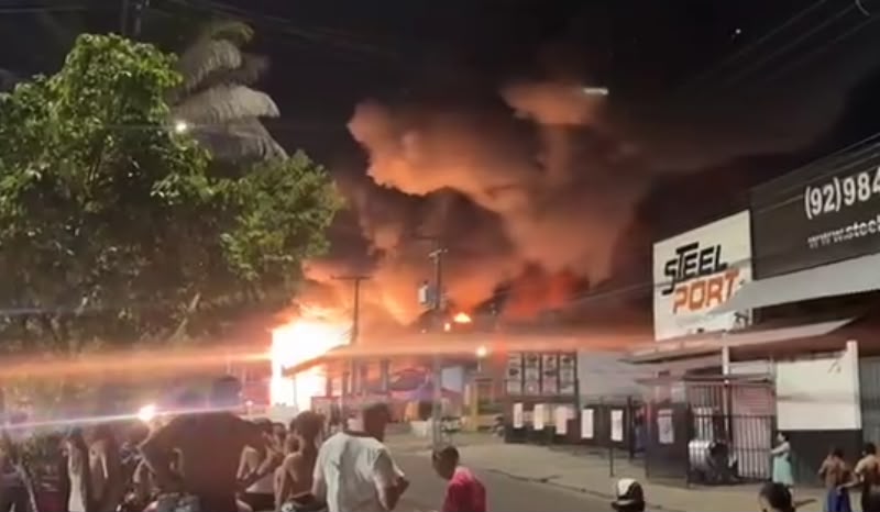 Incêndio destrói loja de materiais de construção na zona Norte de Manaus Incêndio destrói loja de materiais de construção na zona Norte de Manaus