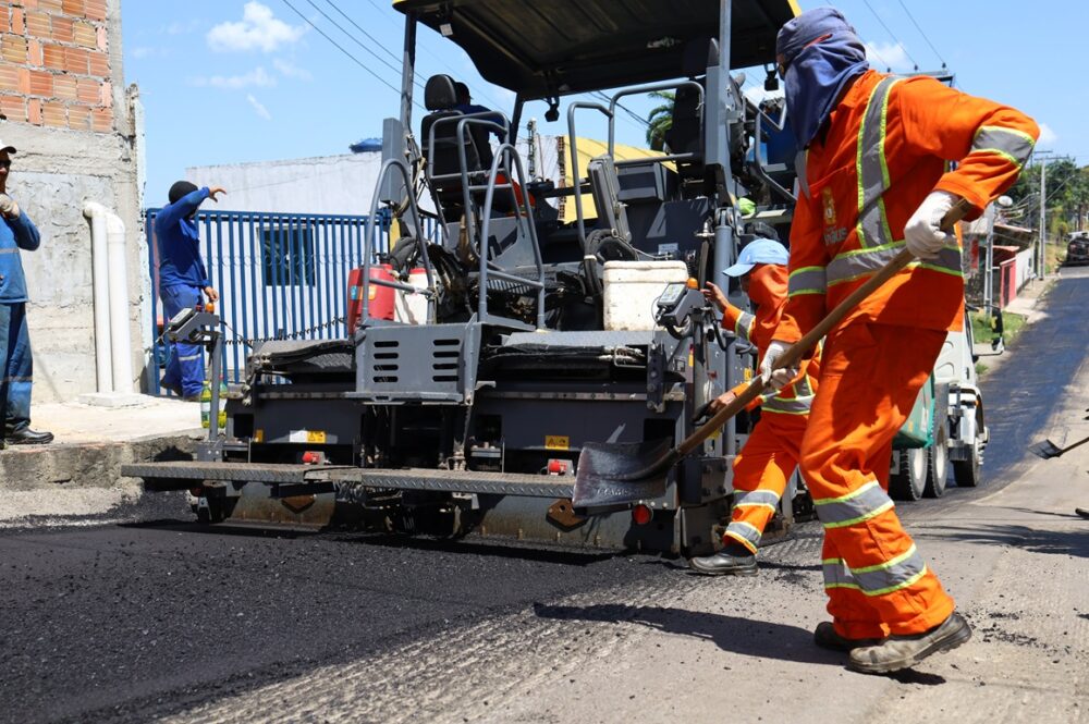 Recapeamento avança em comunidade do bairro Tarumã e beneficia cerca de 30 ruas Recapeamento avança em comunidade do bairro Tarumã e beneficia cerca de 30 ruas