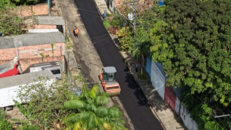Comunidade Parque Rio Solimões recebe 150 toneladas de asfalto em obra de recapeamento